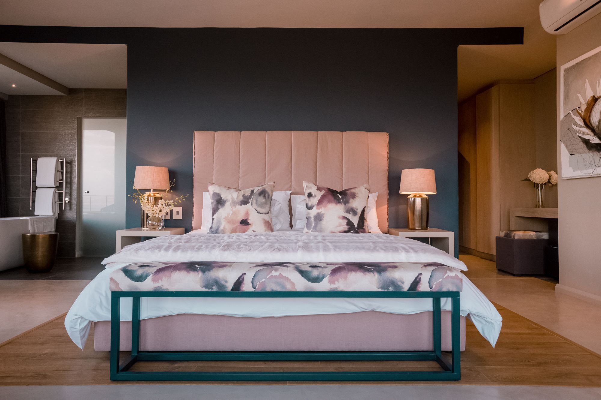Sky Villa Boutique Hotel By Raw Africa Collection Plettenberg Bay Exterior foto A bedroom at the Cape Town edition
